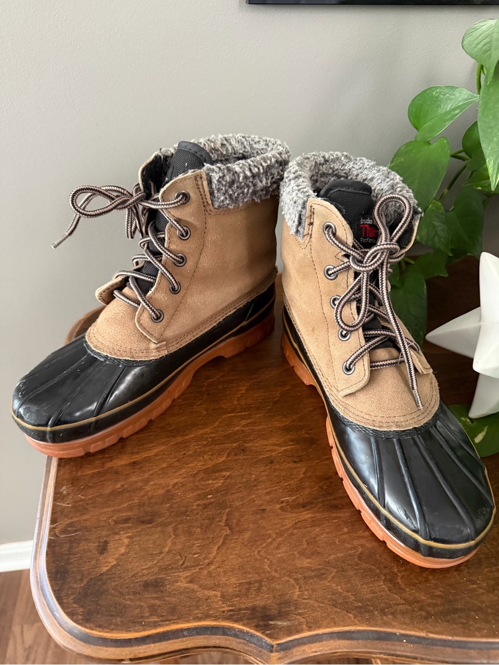 Women's Tan and Black Insulated Lace-Up Winter Rain Duck Boots. Size 9